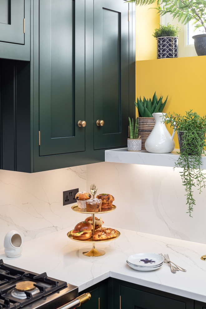 Immagine di una piccola cucina ad U bohémian con ante in stile shaker, ante verdi, top in quarzite, paraspruzzi bianco e top bianco