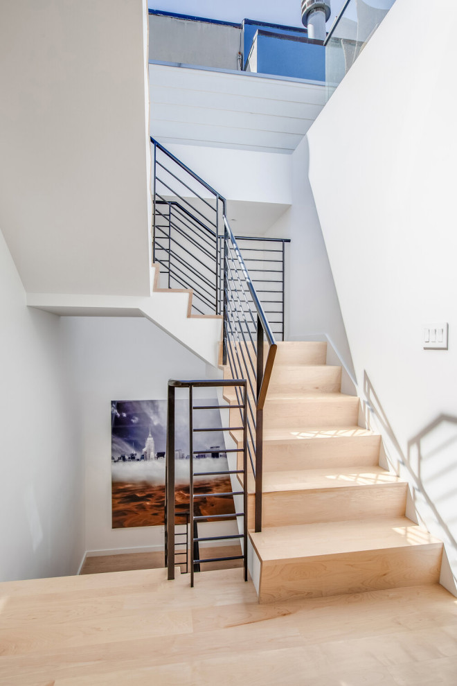 Источник вдохновения для домашнего уюта: лестница в стиле модернизм с деревянными ступенями