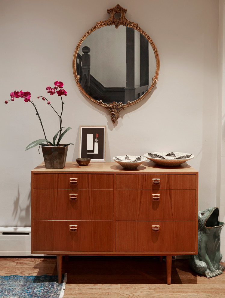 Example of a transitional home design design in Chicago