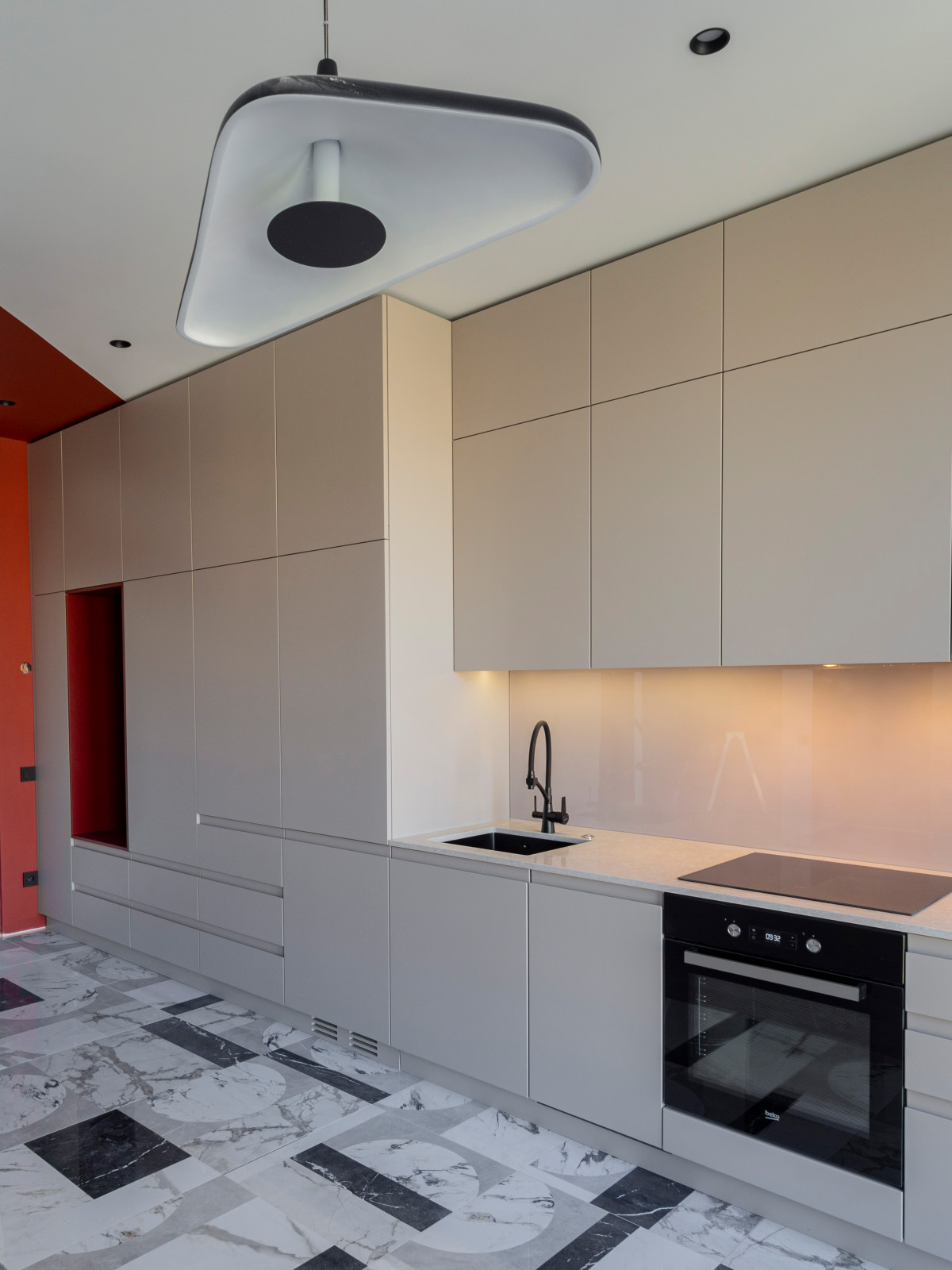 Большая стильная кухня в неоклассическом стиле в светлых тонах