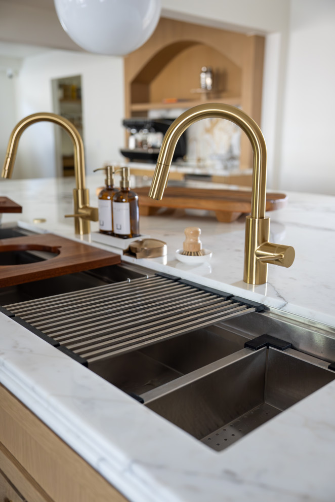 Example of a transitional kitchen design in Orange County
