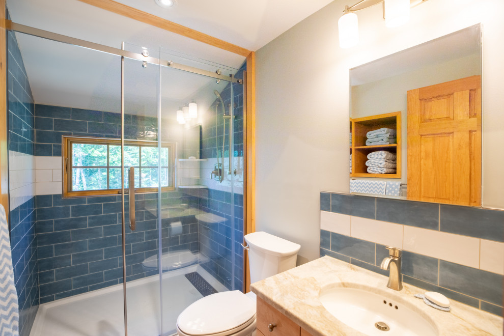 Источник вдохновения для домашнего уюта: ванная комната среднего размера в стиле рустика с плоскими фасадами, бежевыми фасадами, душем в нише, раздельным унитазом, синей плиткой, белыми стенами, монолитной раковиной, душем с раздвижными дверями, белой столешницей, тумбой под одну раковину, встроенной тумбой, плиткой кабанчик и столешницей из искусственного кварца