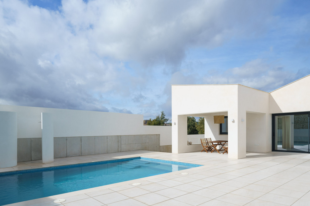 Diseño de piscina actual de tamaño medio