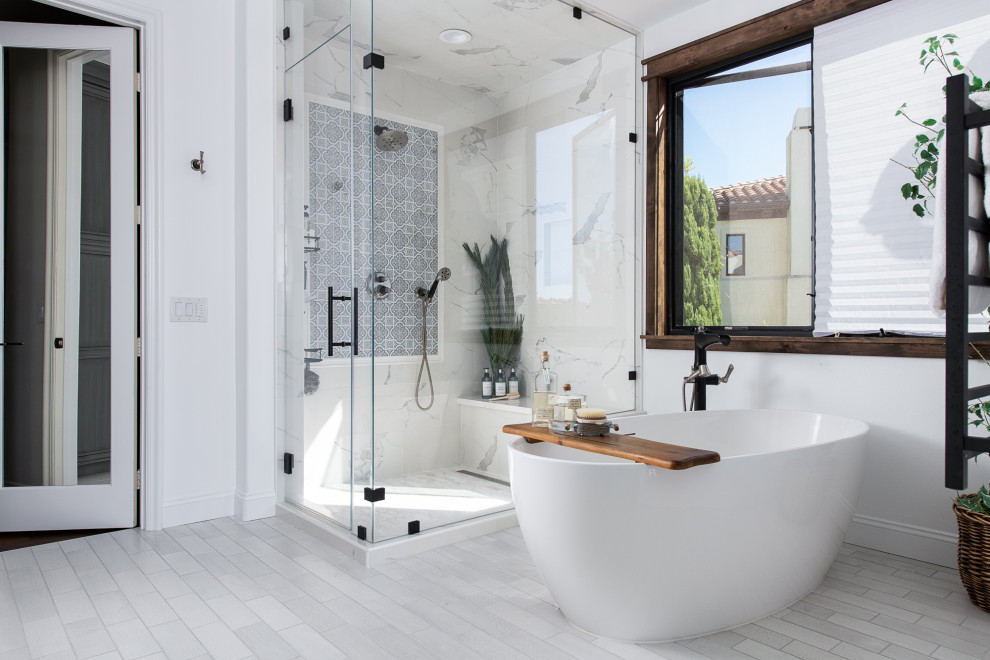 Exemple d'une salle de bain principale méditerranéenne avec une baignoire indépendante, une douche d'angle, un bidet, un mur blanc, un sol en carrelage de porcelaine, un lavabo encastré, un plan de toilette en quartz, un sol blanc, une cabine de douche à porte battante, un plan de toilette blanc, un banc de douche, meuble double vasque et meuble-lavabo encastré.