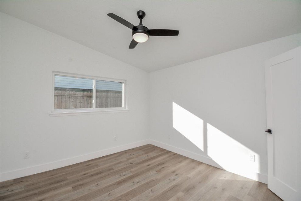Esempio di una grande camera da letto contemporanea con pavimento in laminato, pavimento beige e soffitto a cassettoni