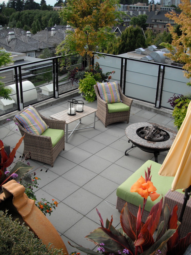 Inspiration for a contemporary patio in Vancouver.