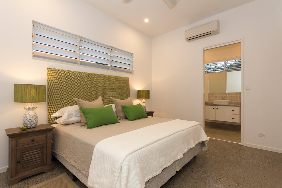 Inspiration for a beach style bedroom in Cairns.