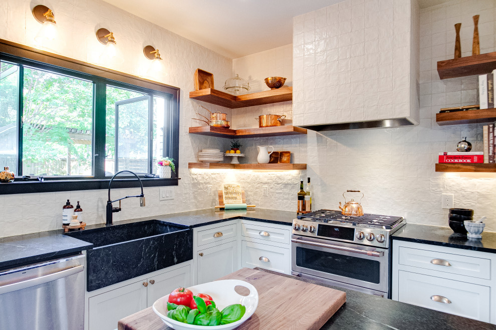 Kitchen - cottage kitchen idea in Dallas
