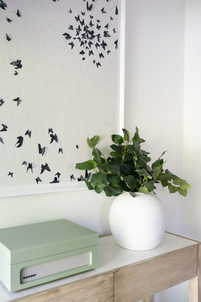 Transitional home design photo in Phoenix
