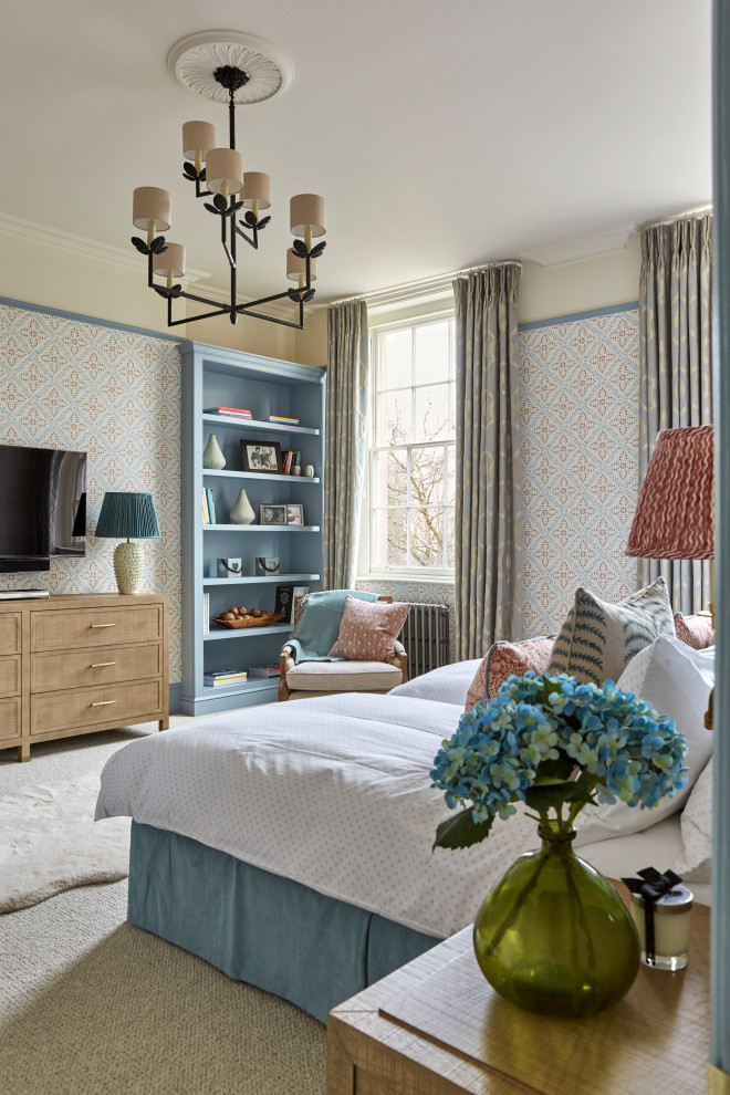 Klassisches Schlafzimmer mit bunten Wänden, Teppichboden, beigem Boden und Tapetenwänden in Gloucestershire