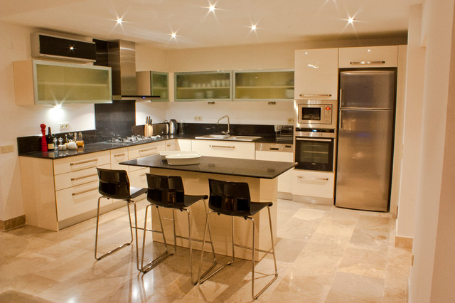 VILLA KUMAR contemporaneo-cucina