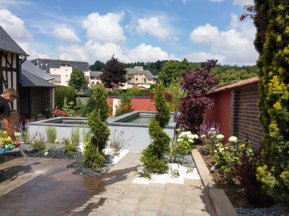 Parking, bassin et mur végétal