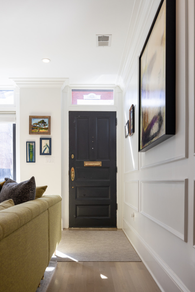 Kleiner Eklektischer Eingang mit weißer Wandfarbe, hellem Holzboden, Einzeltür und braunem Boden in Baltimore