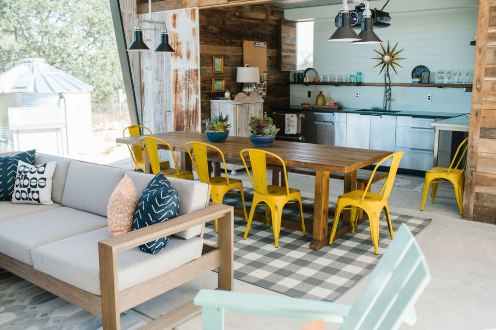 Стильный дизайн: кухня-столовая в стиле лофт с синими стенами, бетонным полом, серым полом и стенами из вагонки - последний тренд