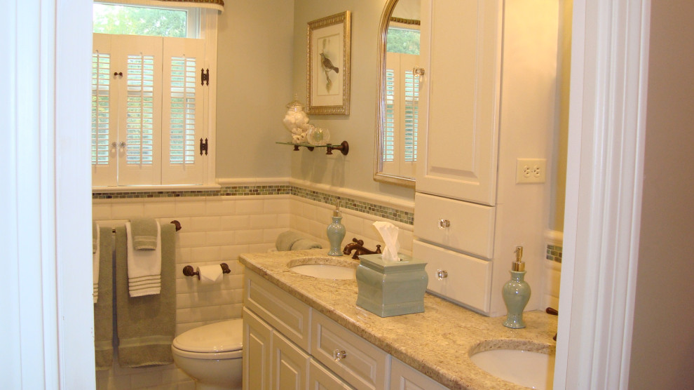 Exempel på ett klassiskt beige beige en-suite badrum, med möbel-liknande, vita skåp, flerfärgad kakel, glasskiva, blå väggar och granitbänkskiva