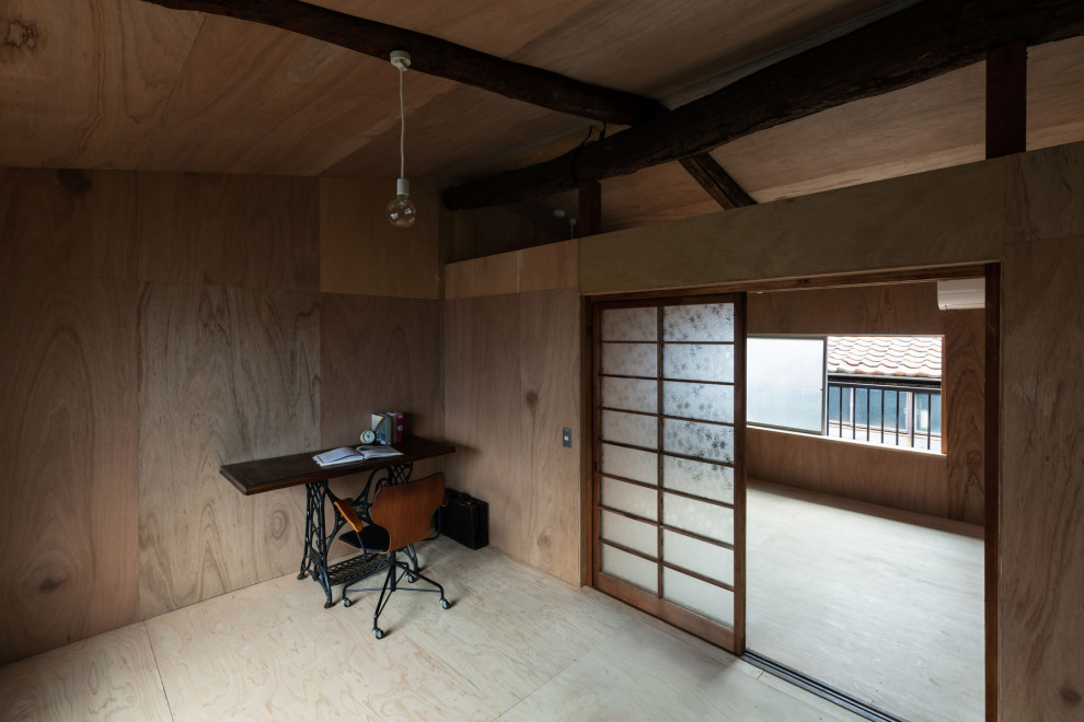 Design ideas for a small traditional master bedroom in Kyoto with brown walls, plywood floors and brown floor.