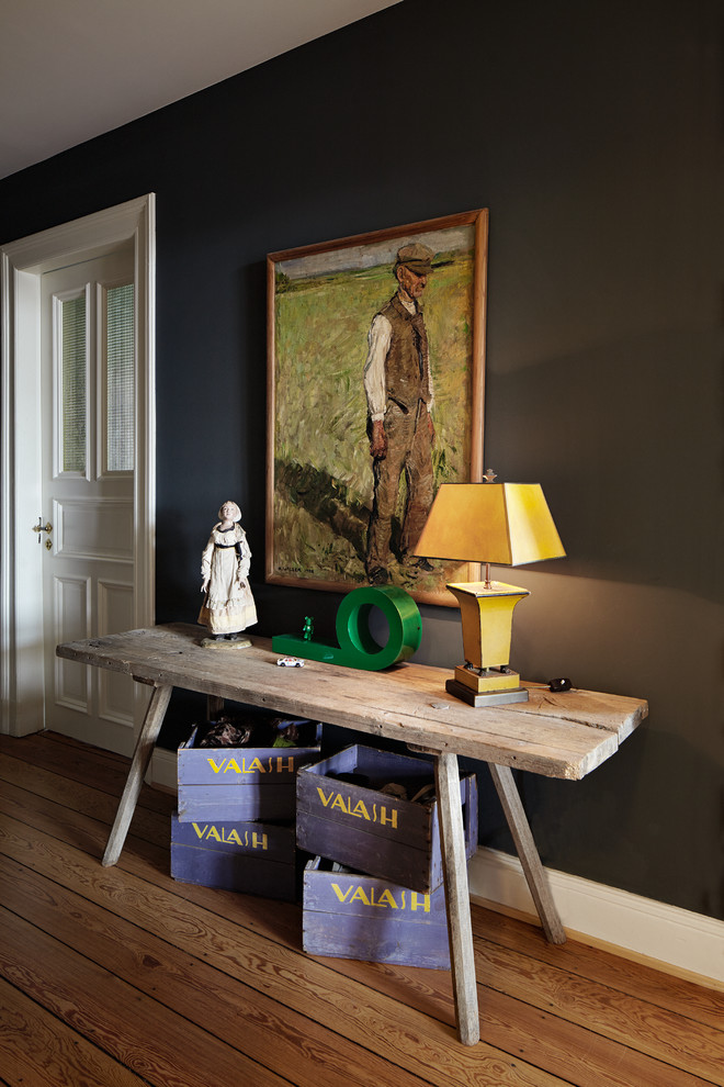 Mittelgroßer Eklektischer Flur mit grüner Wandfarbe und braunem Holzboden in Hamburg