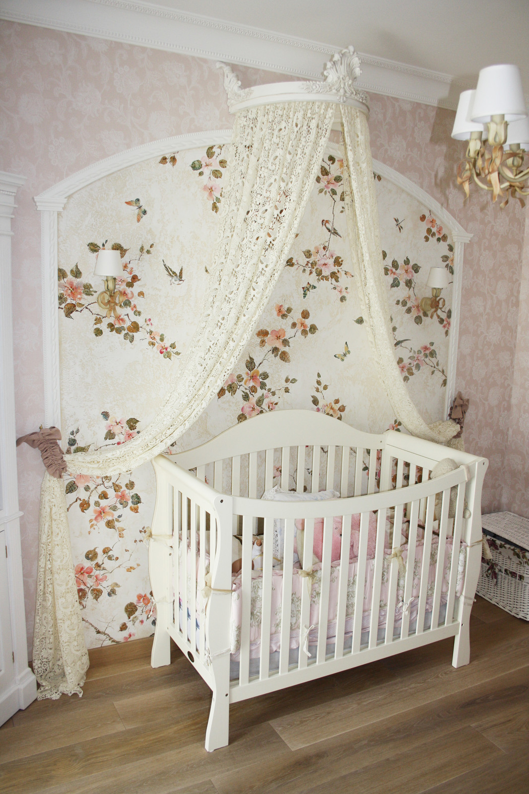 Цветы возле колыбели