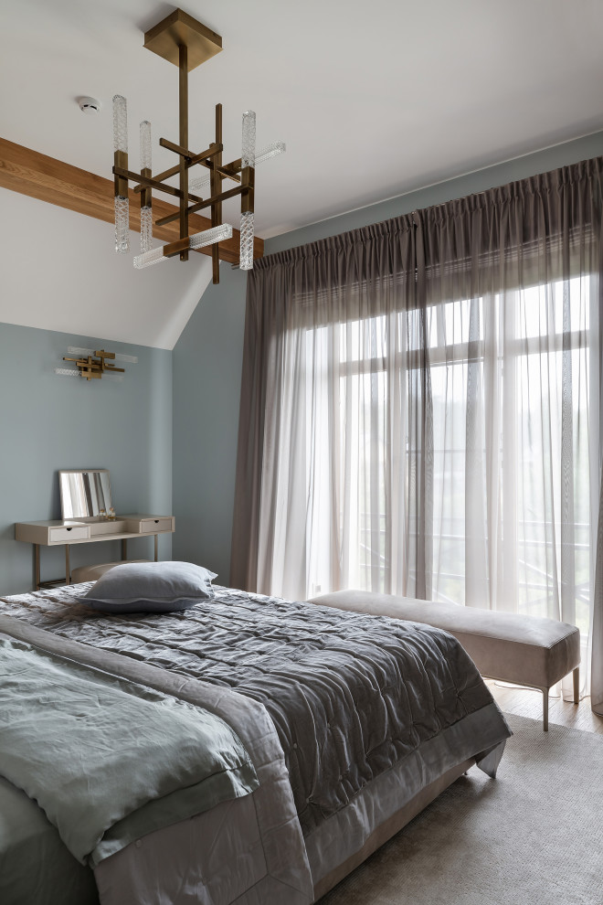 Источник вдохновения для домашнего уюта: большая хозяйская, серо-белая спальня в современном стиле с серыми стенами, светлым паркетным полом и балками на потолке