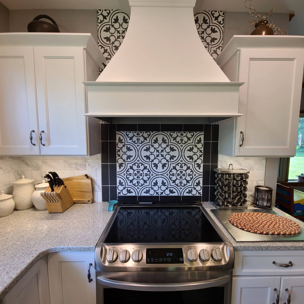 Example of a mid-sized transitional home design design