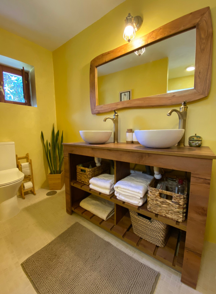 Свежая идея для дизайна: маленькая ванная комната в стиле рустика с настольной раковиной, тумбой под две раковины и подвесной тумбой для на участке и в саду - отличное фото интерьера