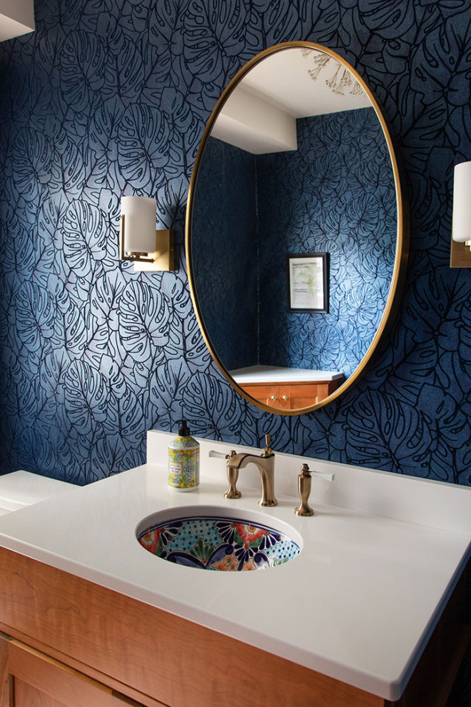 Idéer för små amerikanska vitt badrum, med skåp i shakerstil, skåp i mellenmörkt trä, en toalettstol med separat cisternkåpa, blå väggar, klinkergolv i keramik, ett undermonterad handfat, granitbänkskiva och brunt golv