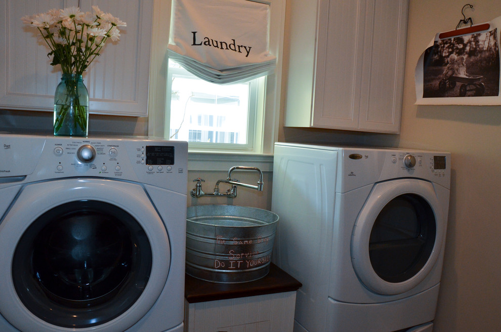 Photo of a traditional laundry room in Richmond.