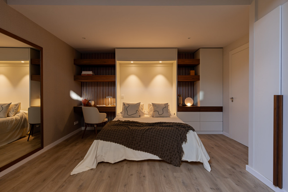Ejemplo de dormitorio principal mediterráneo de tamaño medio con suelo de madera en tonos medios, madera y con escritorio