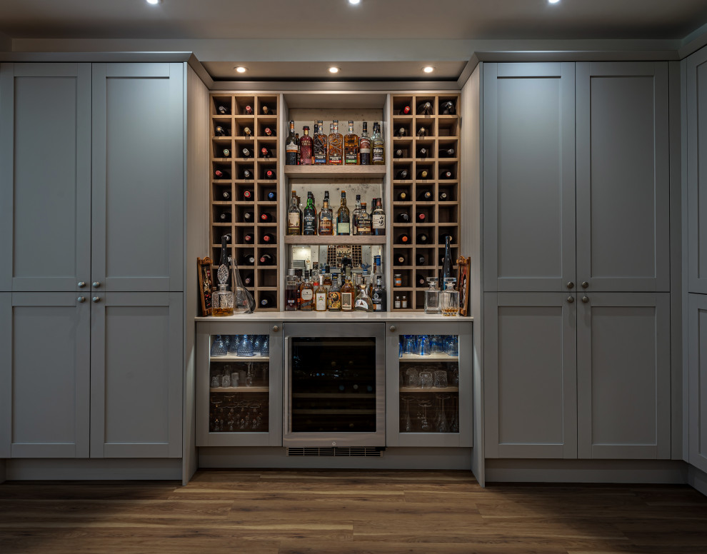 Classic Shaker Kitchen & Home Bar, Perfect for Entertaining