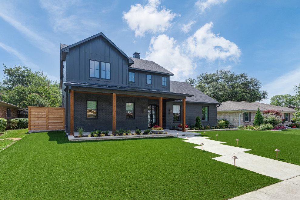 Idées déco pour une façade de maison grise campagne en panneau de béton fibré et planches et couvre-joints à un étage avec un toit à deux pans, un toit en shingle et un toit noir.