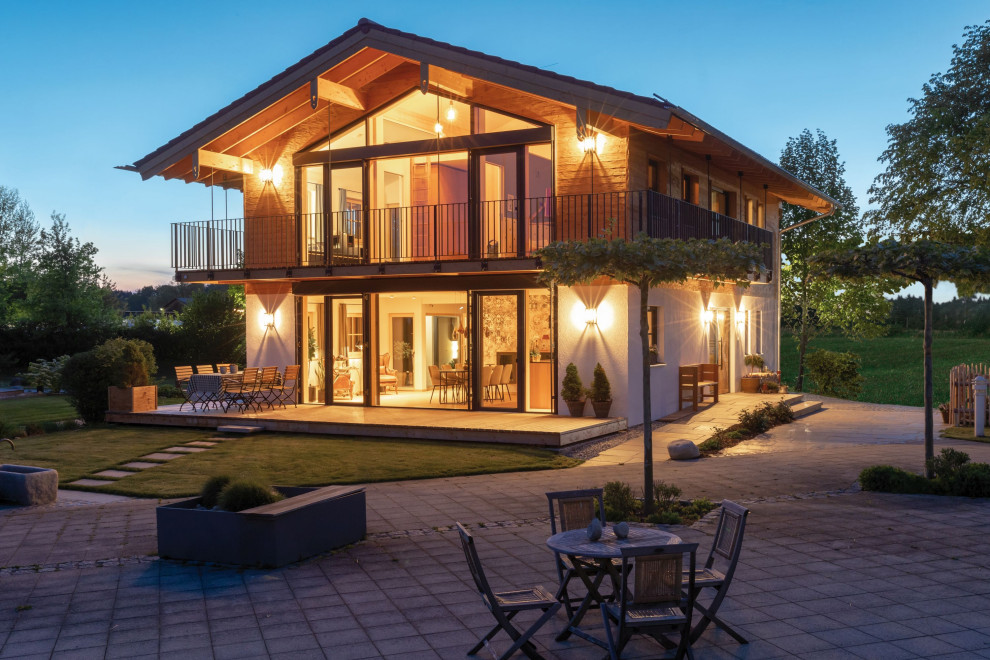 Diseño de fachada de casa de estilo de casa de campo grande de dos plantas con revestimiento de madera, tejado de teja de barro y tablilla