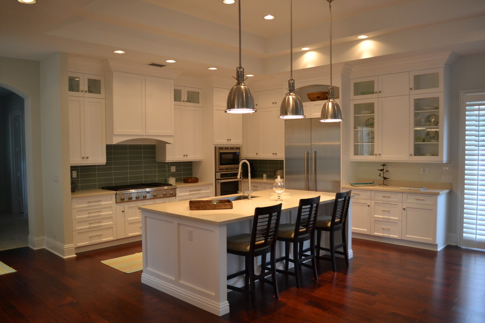Example of a classic kitchen design in Miami
