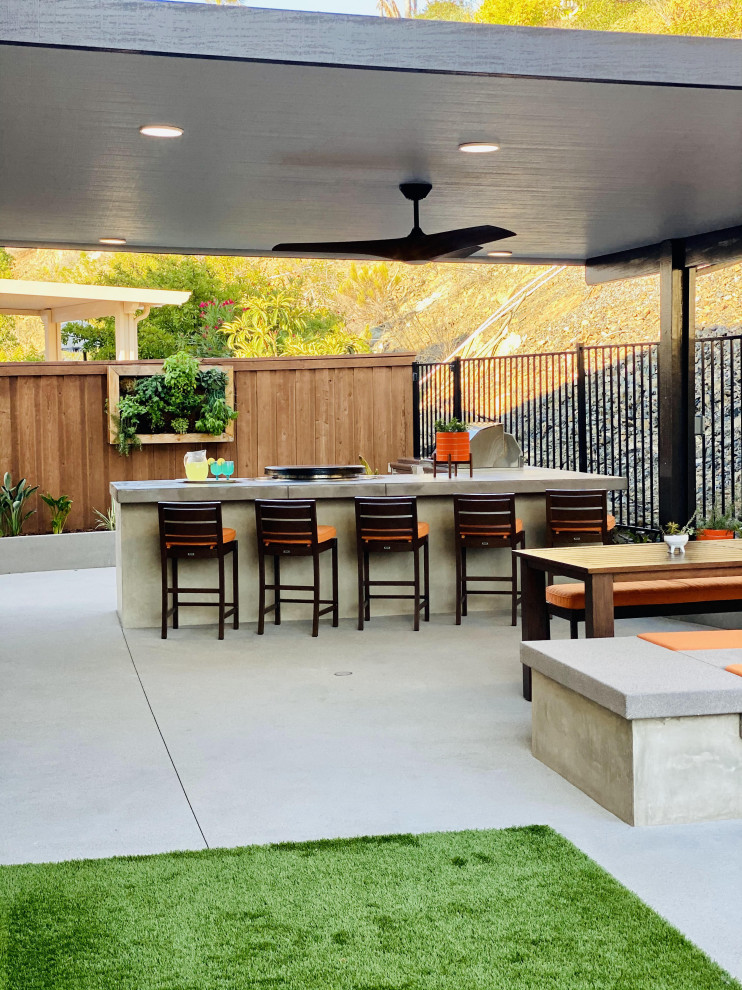 Идея дизайна: большая беседка во дворе частного дома на заднем дворе в стиле модернизм с летней кухней и покрытием из плитки