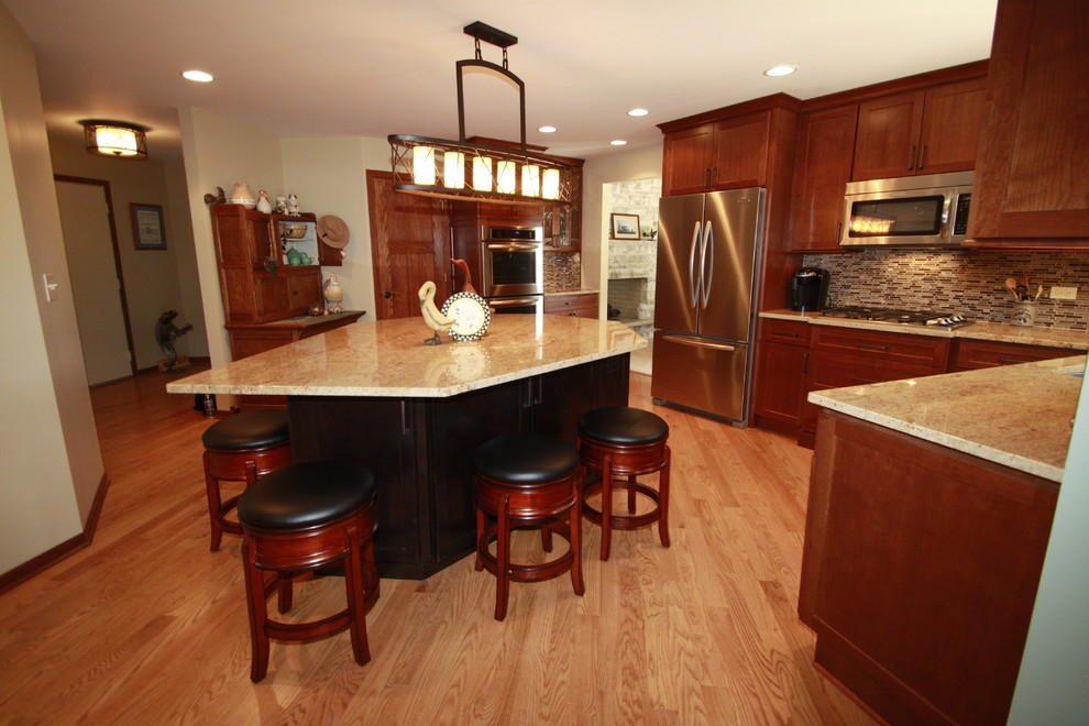 Transitional kitchen photo in Chicago