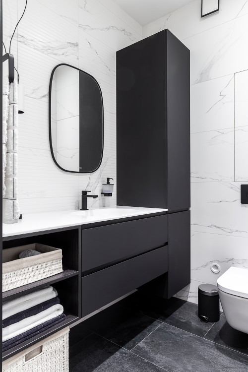 What Color Towels for a Black and White Bathroom?