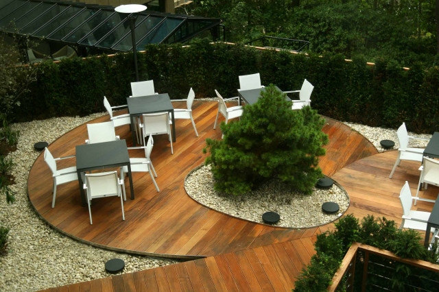 Large Courtyard Dining Area traedaeck