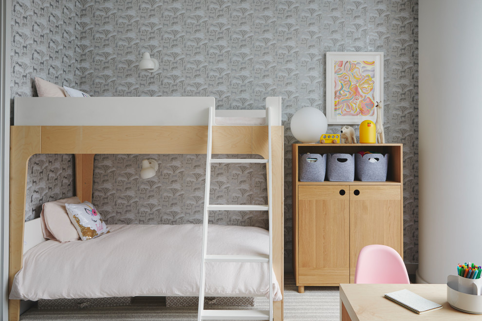 Immagine di una cameretta per bambini da 4 a 10 anni minimal di medie dimensioni con pareti bianche, pavimento beige, carta da parati e moquette