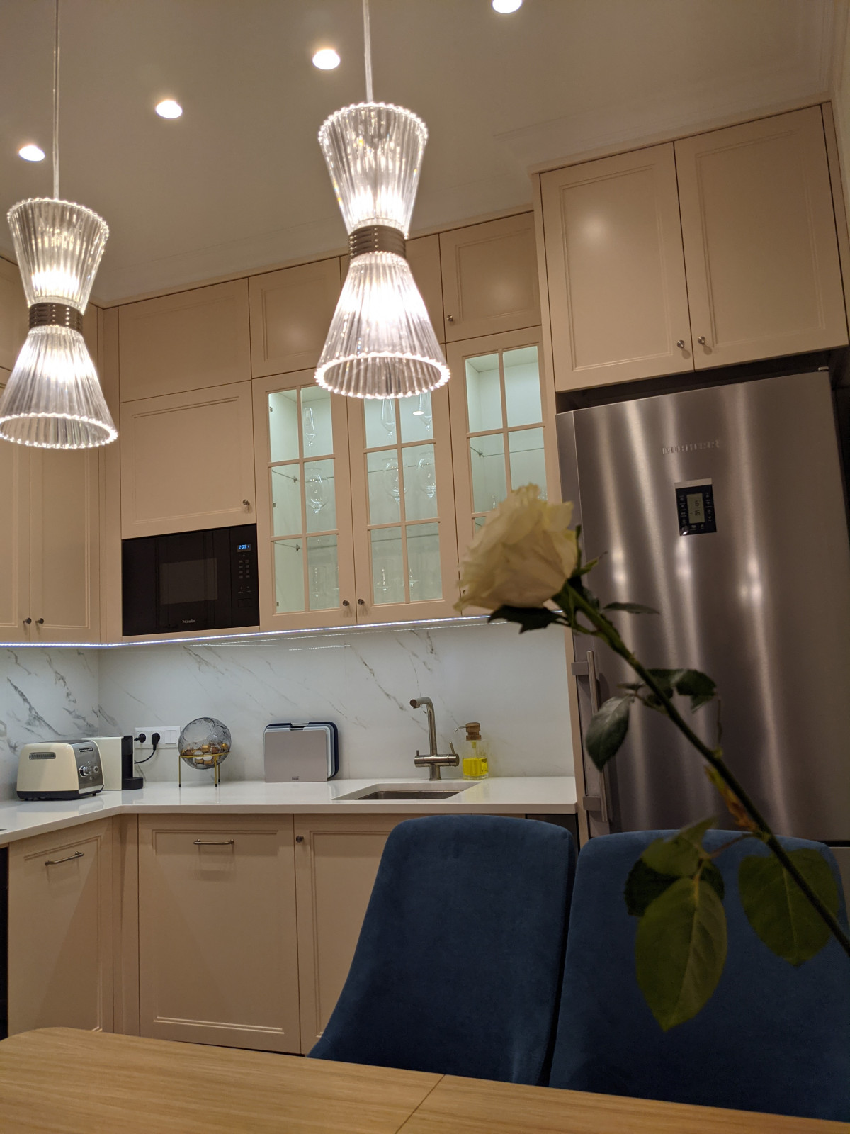 Маленькая белая кухня в неоклассическом стиле