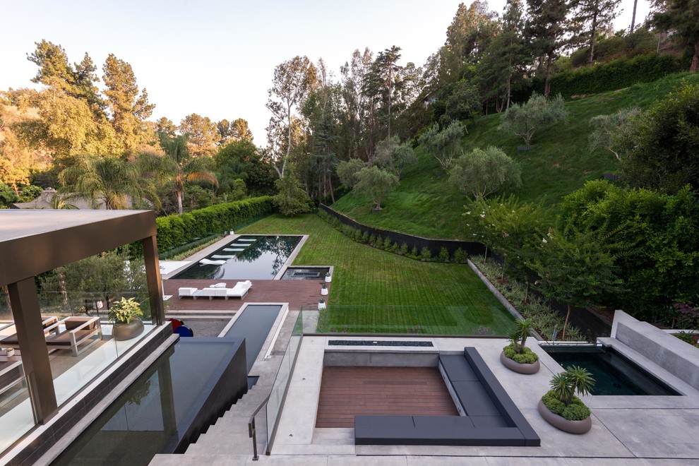 Photo of an expansive modern backyard full sun formal garden for summer in Los Angeles with a retaining wall and gravel.
