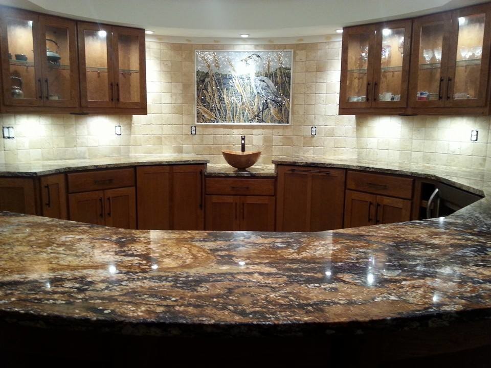 Eat-in kitchen - l-shaped eat-in kitchen idea in Baltimore
