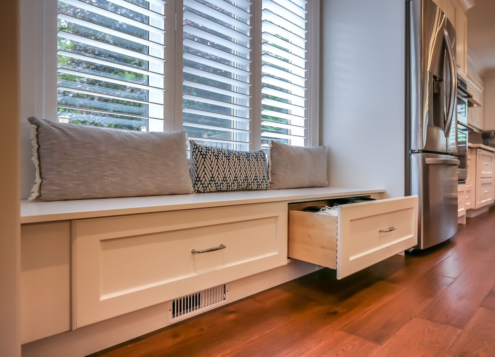 Transitional kitchen photo in Toronto