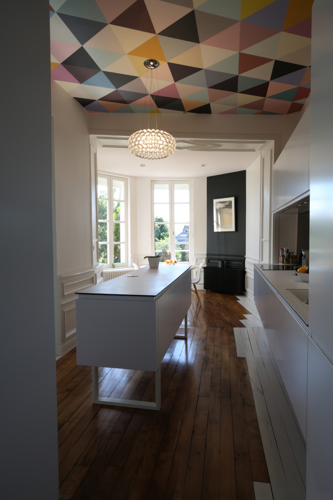 Contemporary kitchen in Le Havre.