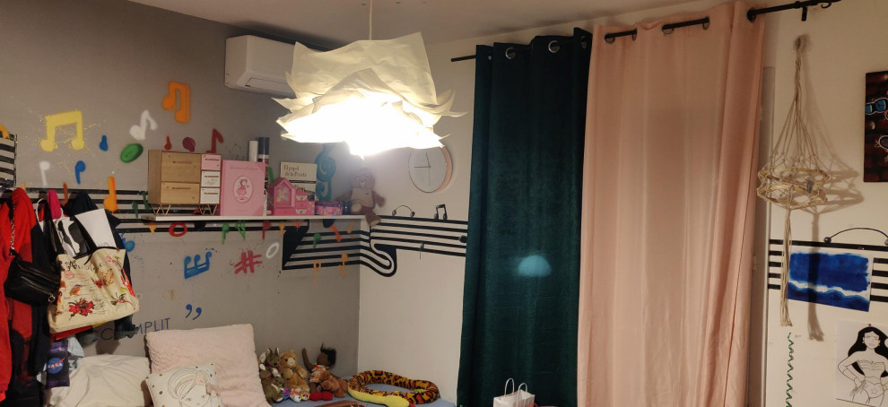 Modern inredning av ett mellanstort flickrum kombinerat med sovrum och för 4-10-åringar, med vita väggar, mörkt trägolv och brunt golv