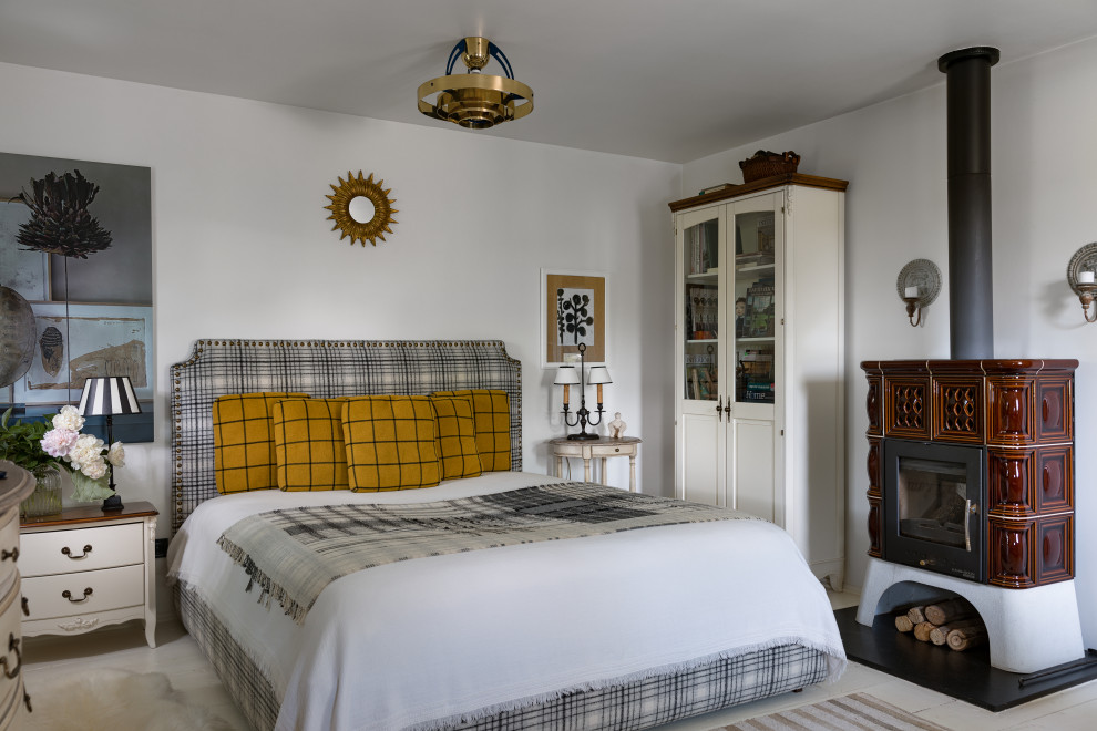 Imagen de dormitorio principal escandinavo pequeño con paredes blancas, suelo de madera pintada, todas las chimeneas, marco de chimenea de baldosas y/o azulejos, suelo blanco, casetón y boiserie