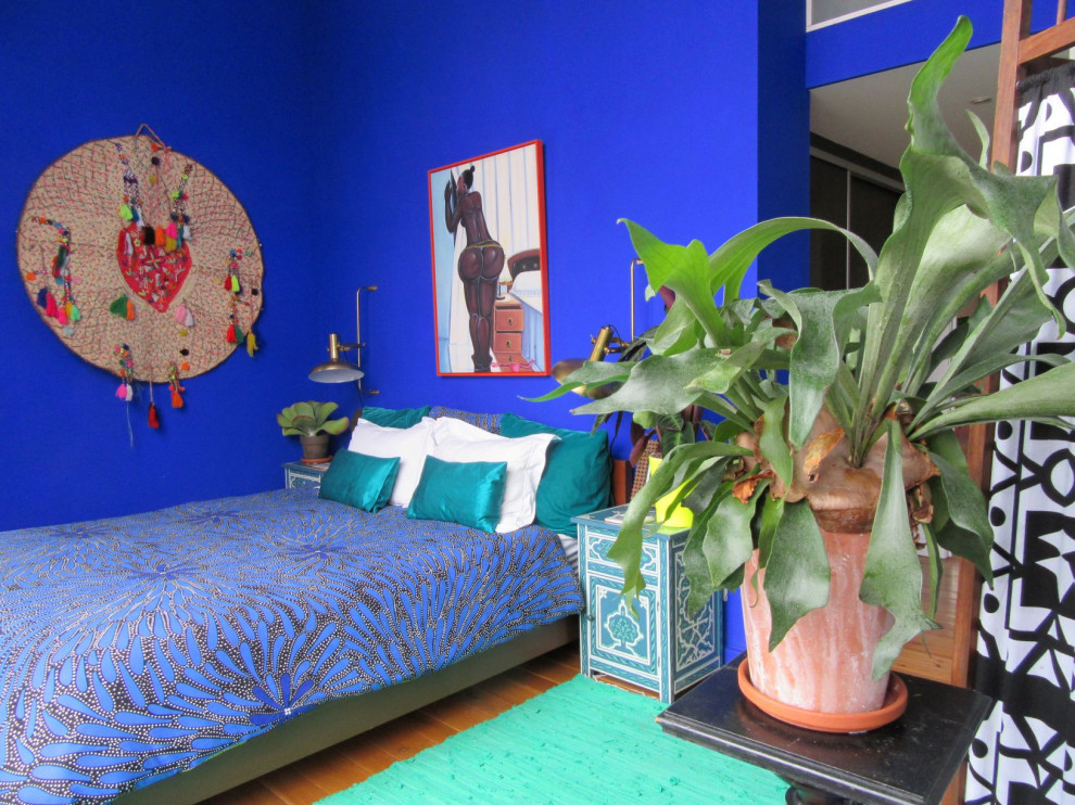 Eklektisches Schlafzimmer mit blauer Wandfarbe in Brüssel