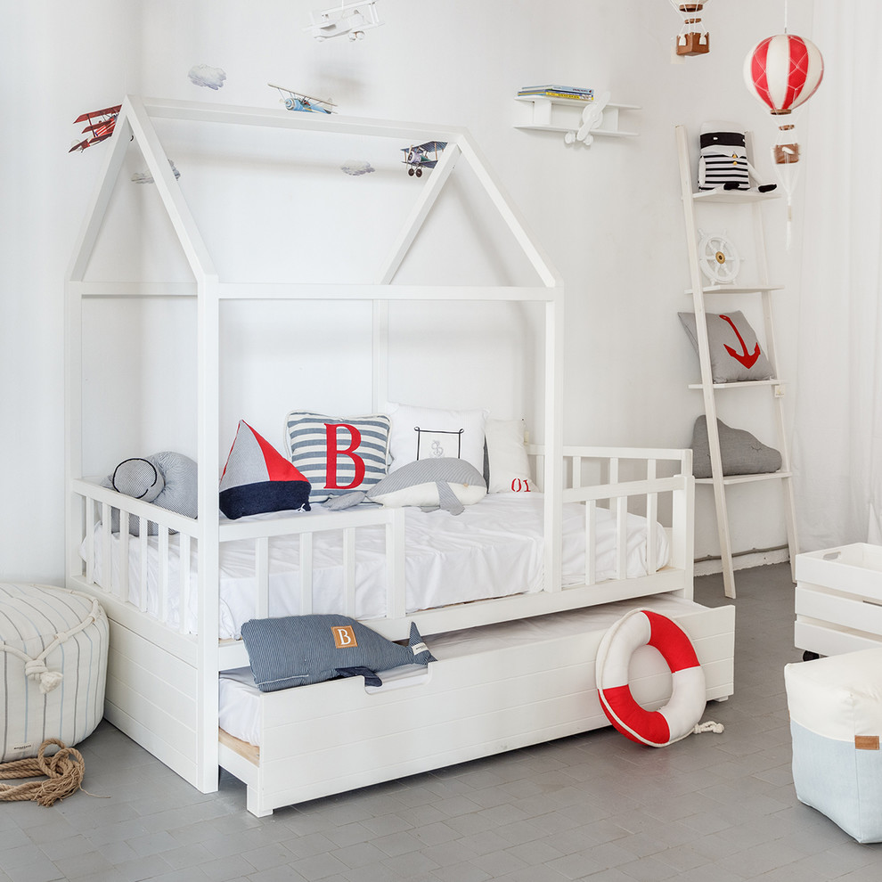 This is an example of a mid-sized beach style gender-neutral kids' bedroom in Moscow.