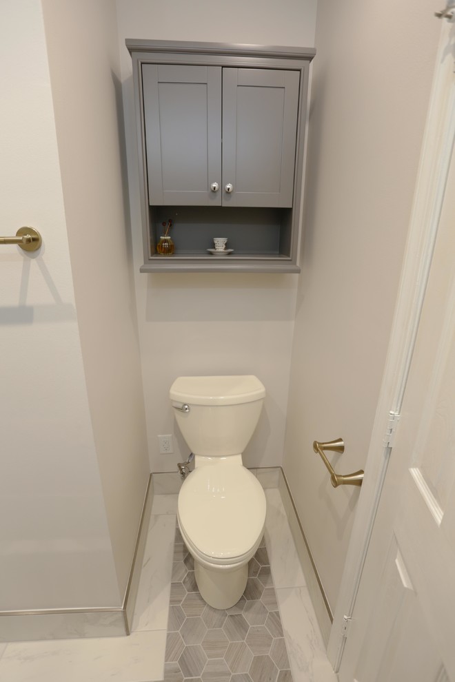 Inspiration pour un WC et toilettes rustique de taille moyenne.