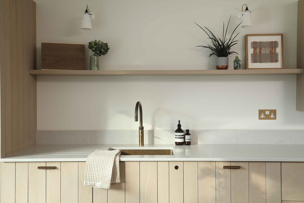 Esempio di una grande cucina scandinava con lavello sottopiano, ante lisce, top in quarzite, paraspruzzi bianco, paraspruzzi in quarzo composito e top bianco