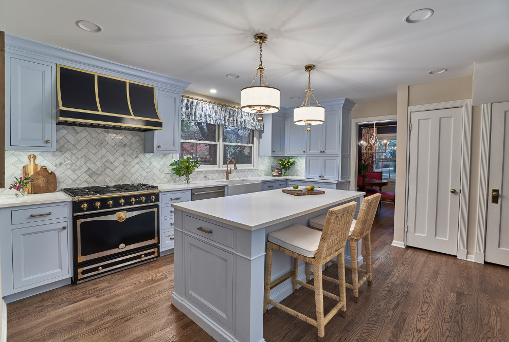 Foto på ett mellanstort vintage vit kök, med en rustik diskho, luckor med infälld panel, blå skåp, bänkskiva i kvarts, vitt stänkskydd, stänkskydd i marmor, färgglada vitvaror, mellanmörkt trägolv, en köksö och brunt golv