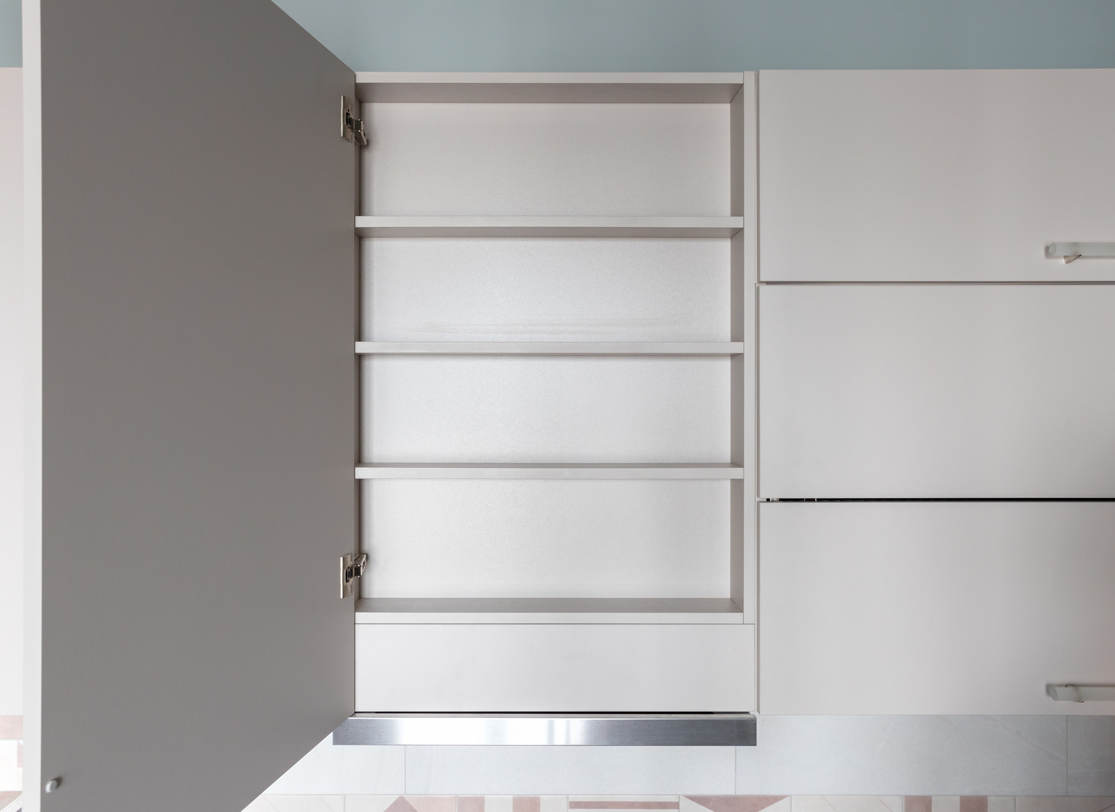 Кухня-аквариум для квартиры студии